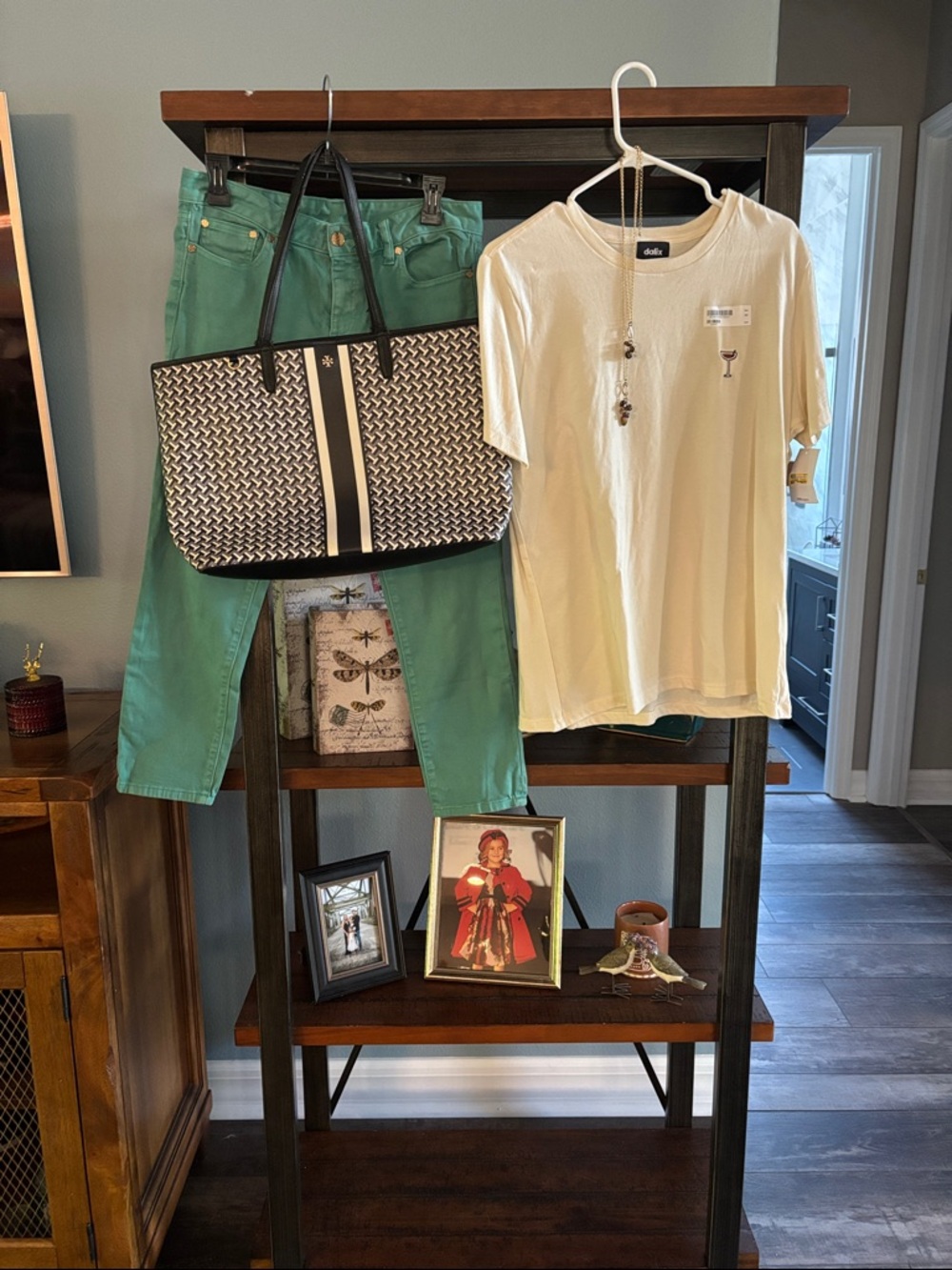 Cream Graphic T with Small Wine Glass Motif Tory jeans 28 and Tory bag necklace - Picture 2 of 6